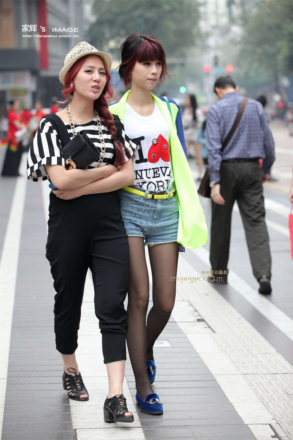 有点像蔡依林的黑丝美腿美媚-日更街拍