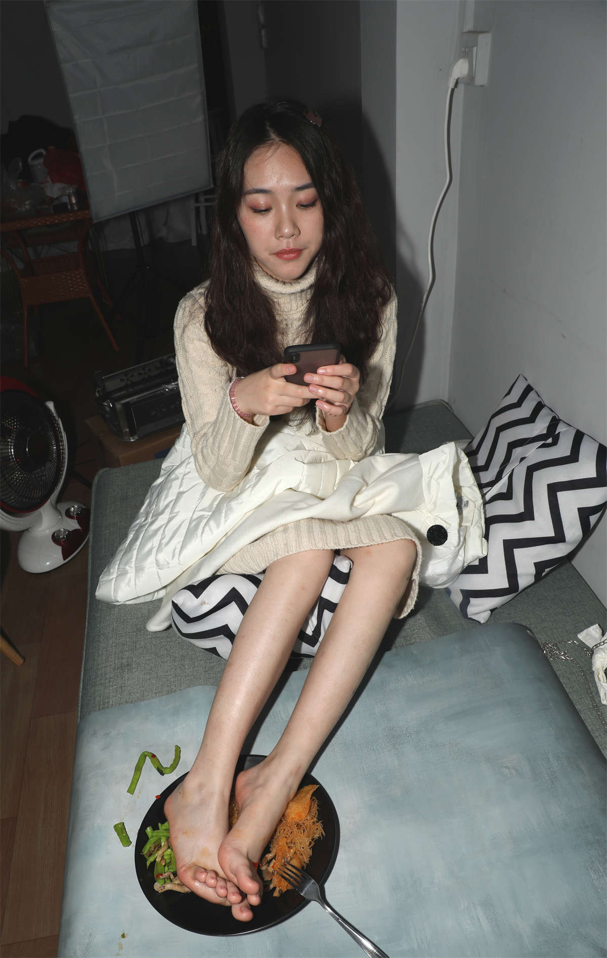 aapary摄影 No.068 大美女琪琪把脚洗干净了烤给大家吃-日更街拍