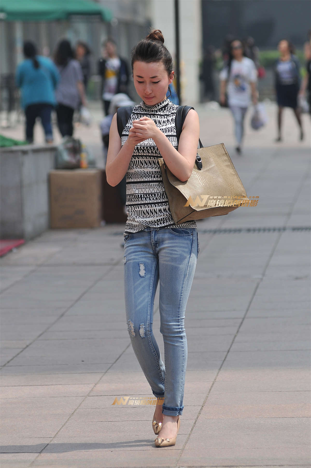 紧身牛仔 有点味道的少妇-日更街拍