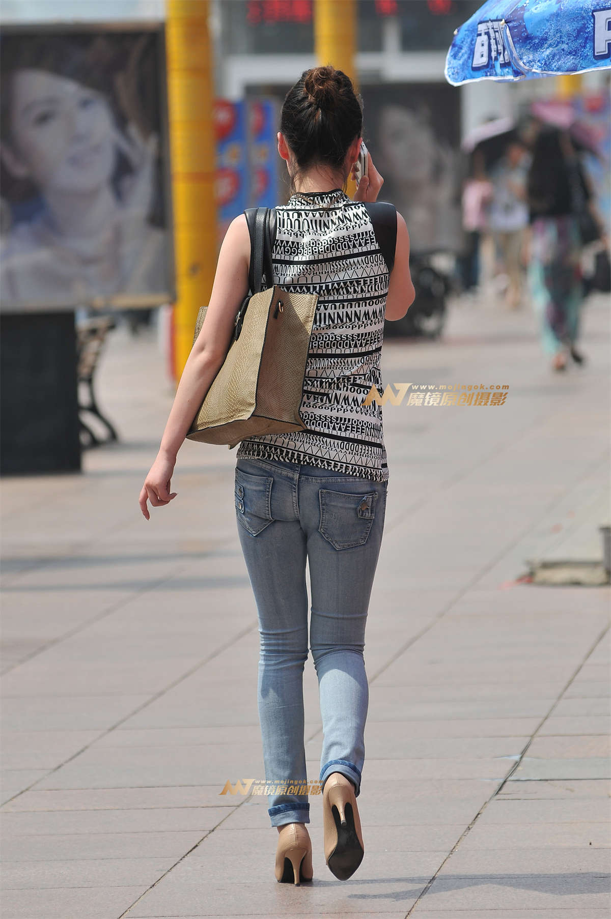 图片[2]-紧身牛仔 有点味道的少妇-日更街拍