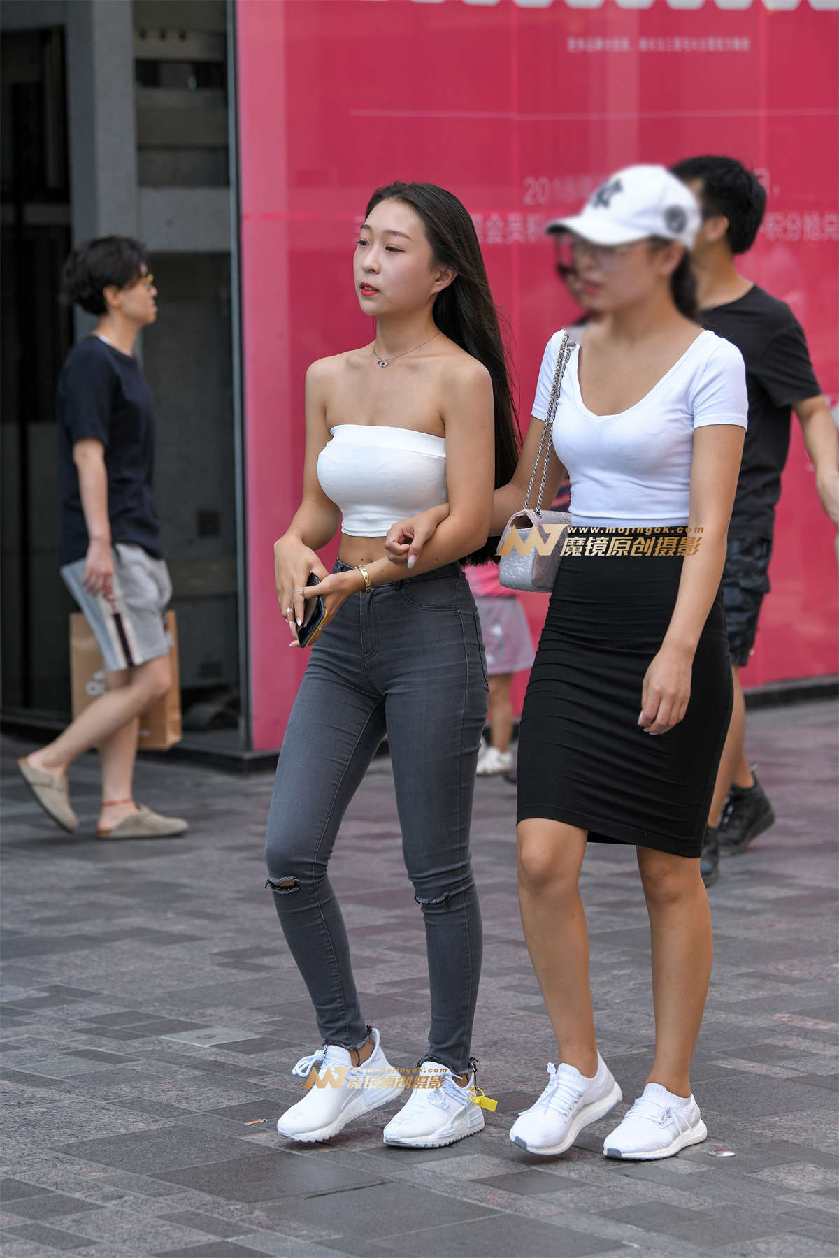 【久久赛帖】裹胸紧身牛仔裤-日更街拍