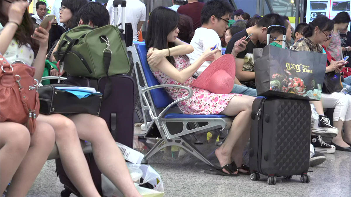 看清娇嫩又不失妖媚的妹子的每一寸玉足肌肤-日更街拍