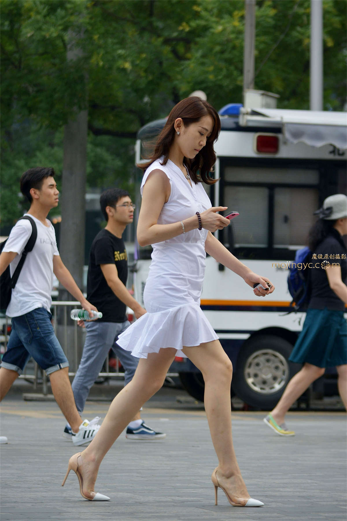 7-28 细跟尖头鞋，部分透明显得脚部更加性感-日更街拍