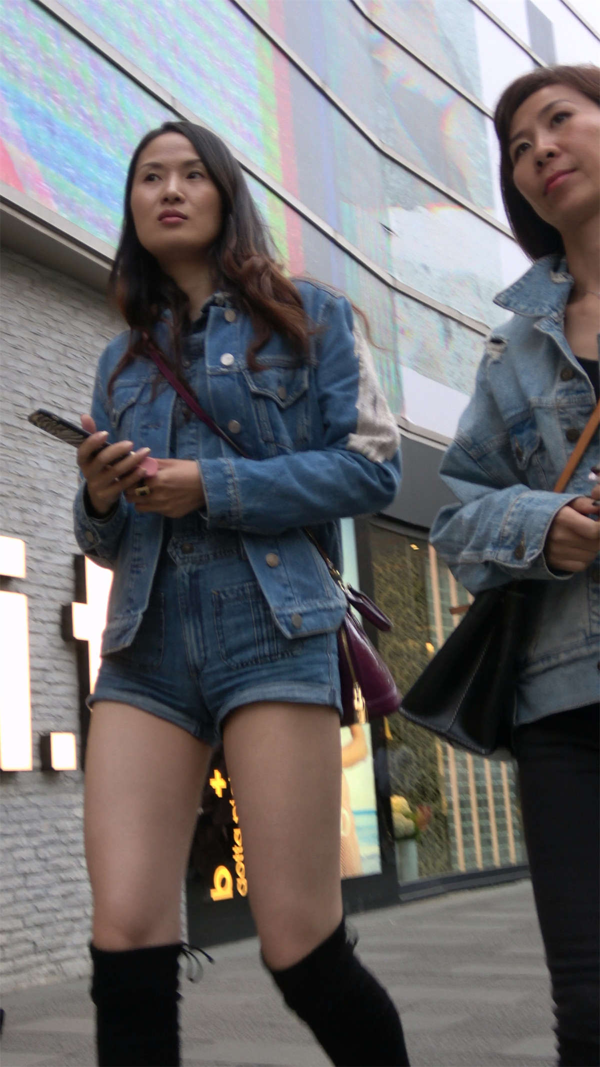 长袖美腿超紧身热裤美眉-日更街拍