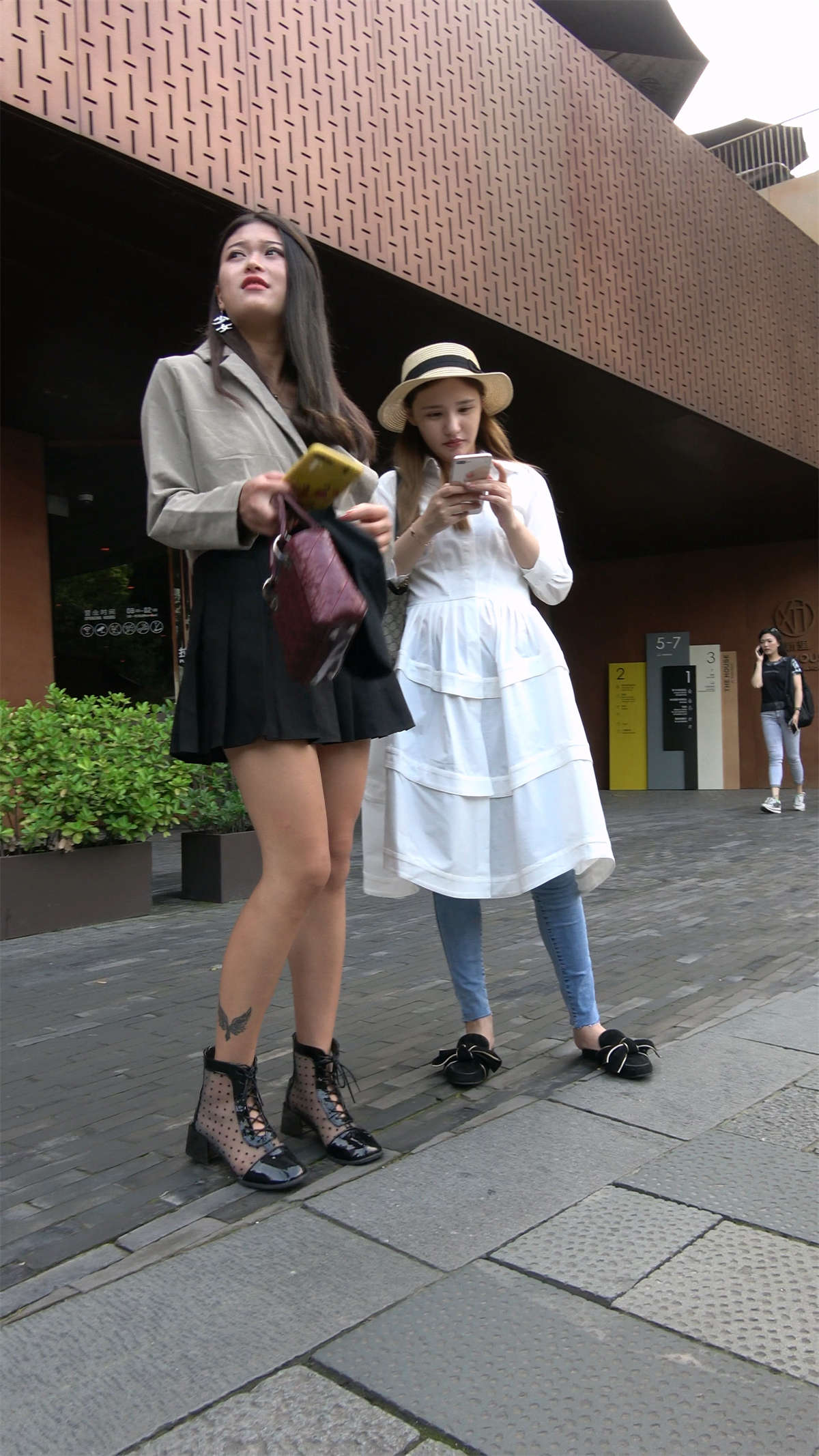 图片[2]-黑色性感百褶短裙美眉-日更街拍