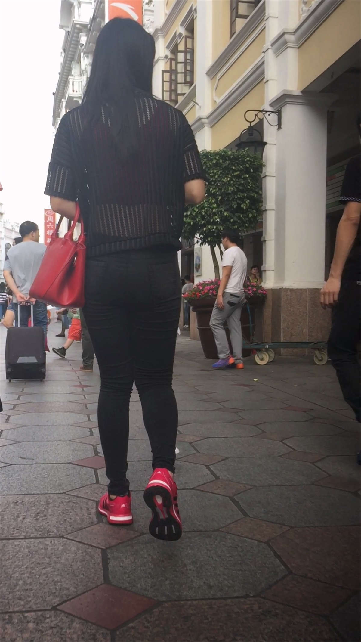 图片[2]-紧身牛仔裤MM上衣半透明若隐若-日更街拍