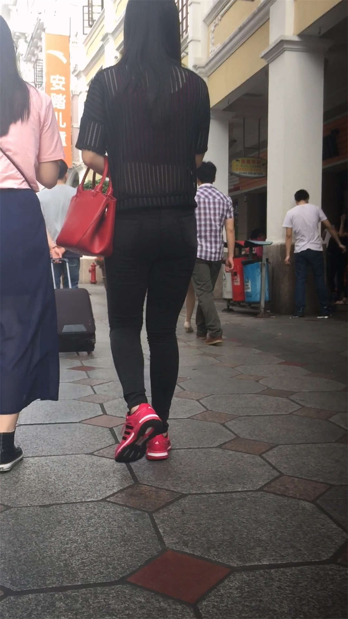 紧身牛仔裤MM上衣半透明若隐若-日更街拍