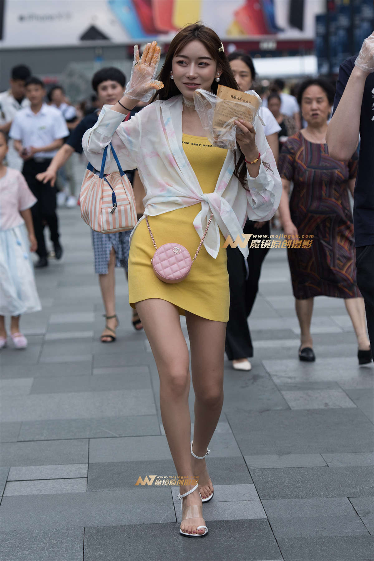 吃东西的小姐姐-日更街拍