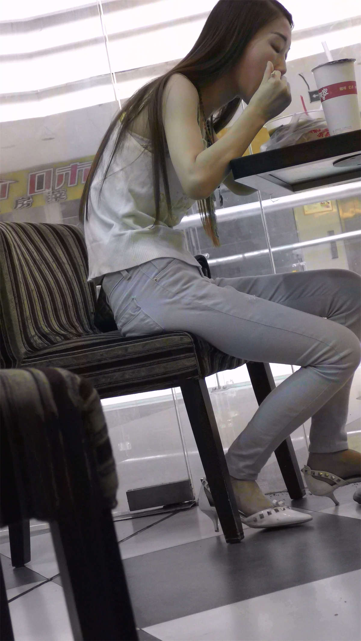 图片[2]-餐厅吃饭的清纯气质蓝牛美女-日更街拍