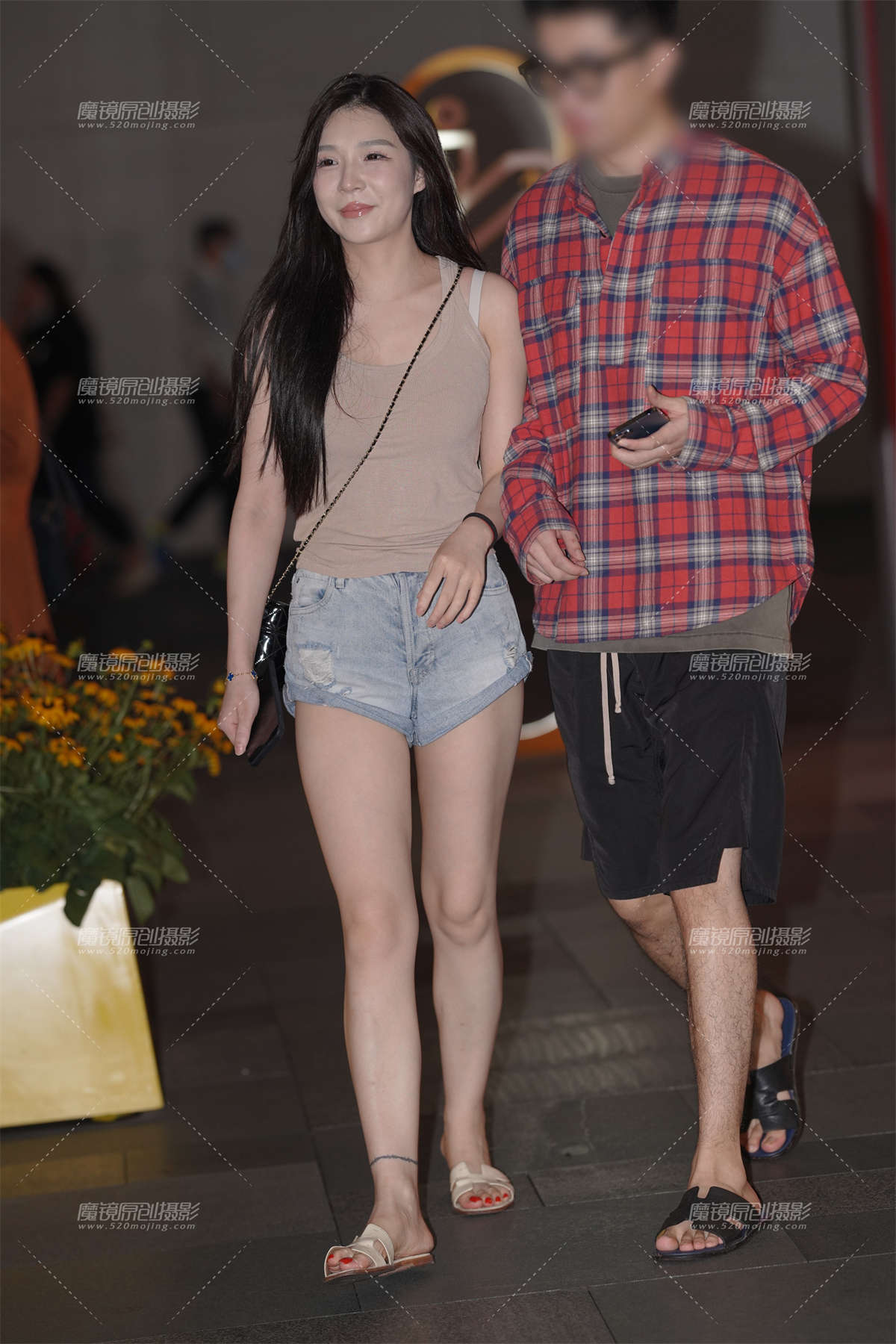 乖巧的热裤小妹-日更街拍