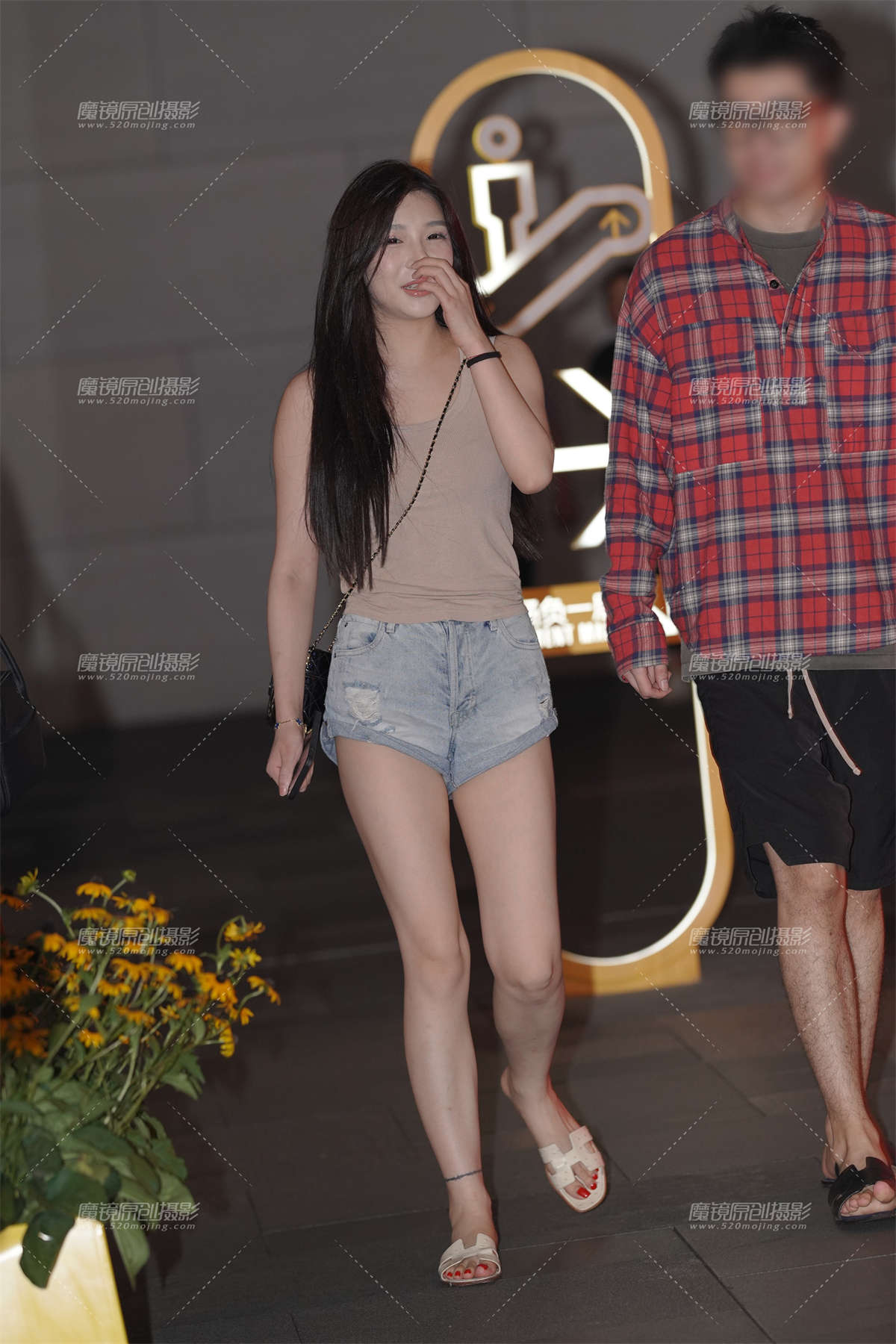 图片[2]-乖巧的热裤小妹-日更街拍