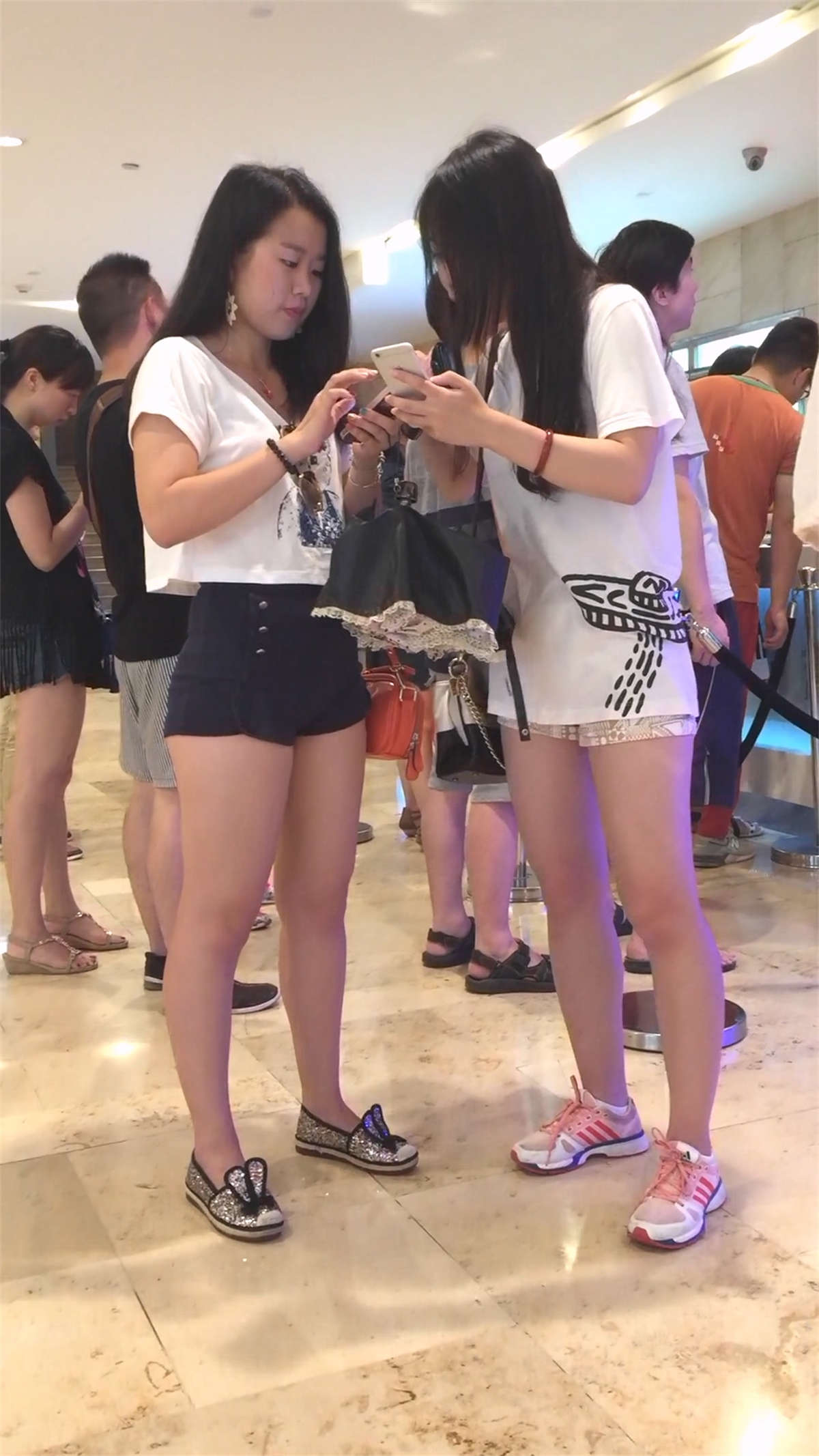 图片[2]-超丰满大屁股蓝短-日更街拍