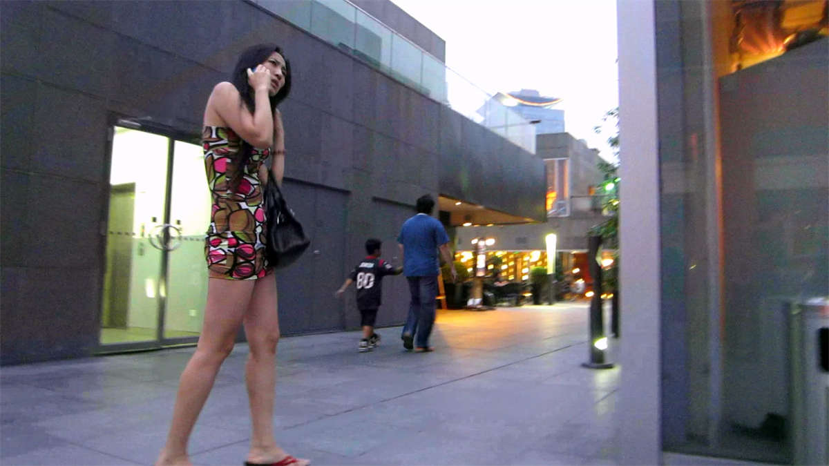 图片[2]-吊带花纹包臀裙和斑马纹长裤美女-日更街拍