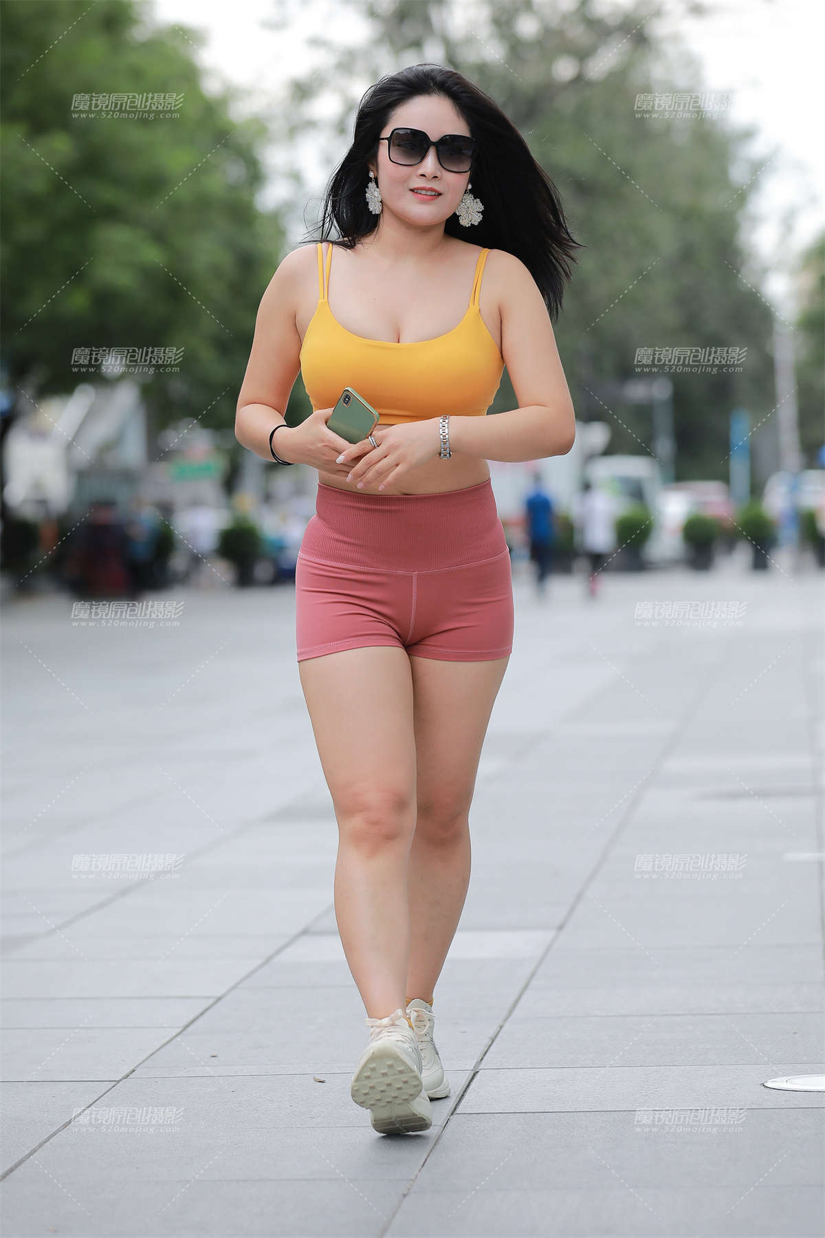 丰满瑜伽热裤小姐姐-日更街拍