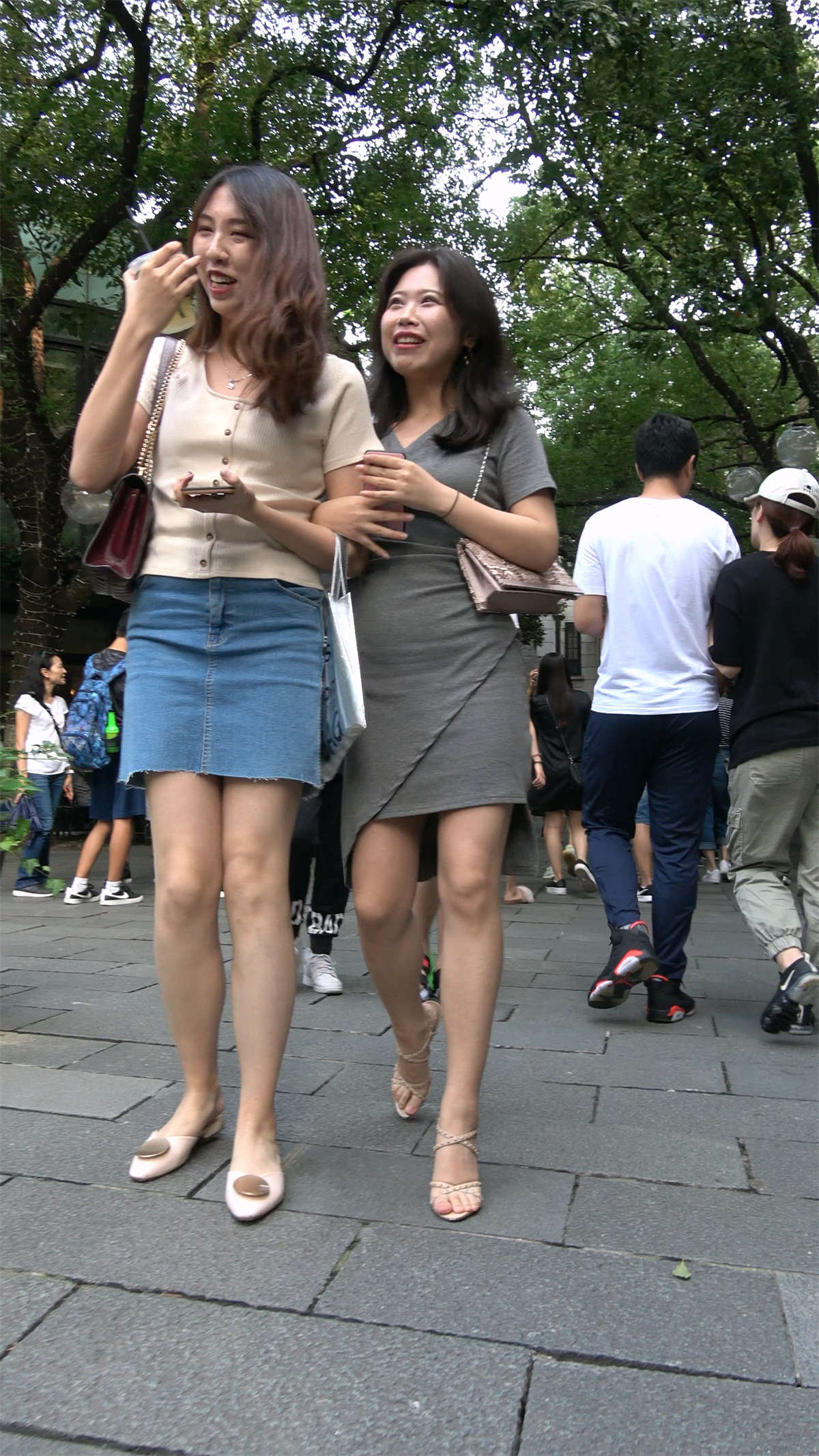 图片[2]-灰色短裙美腿美女姐姐-日更街拍