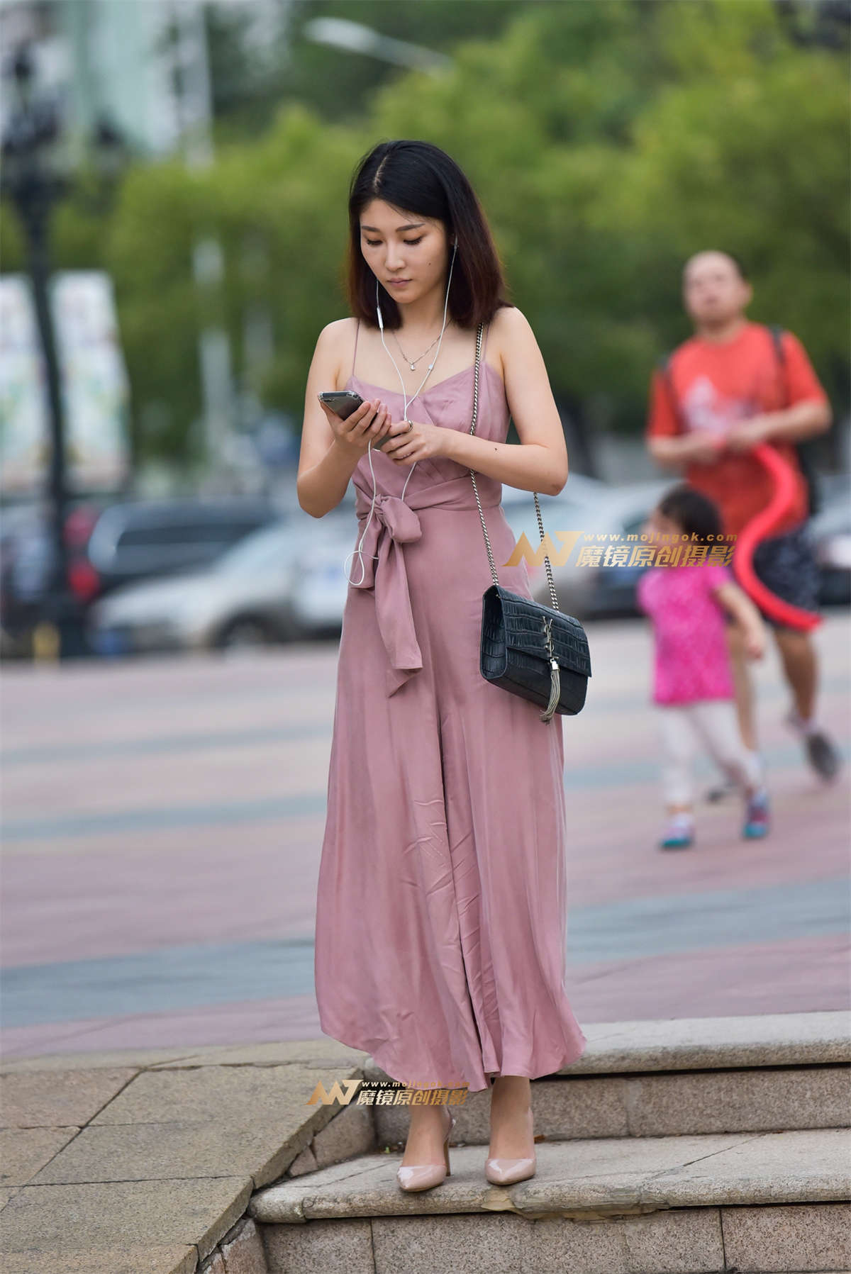 【赛德克赛帖】夜幕下偶遇性感贴身吊带裙小女人-日更街拍