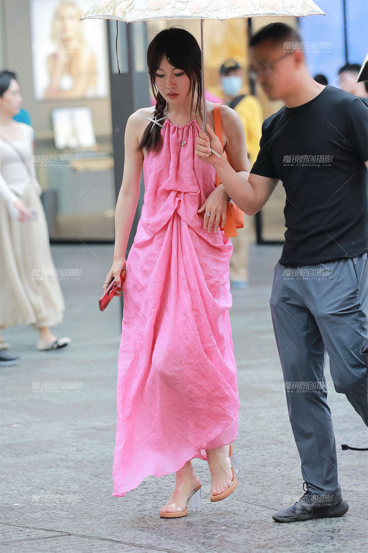 【玻璃街拍】粉裙辣妈-日更街拍