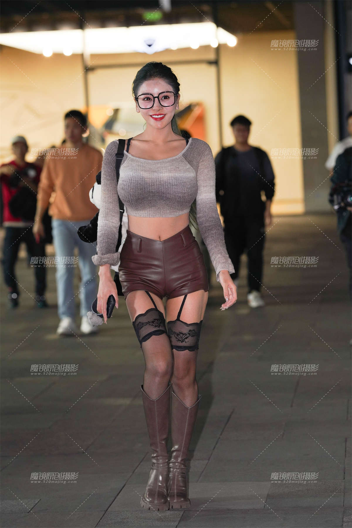 吊带袜美女-日更街拍