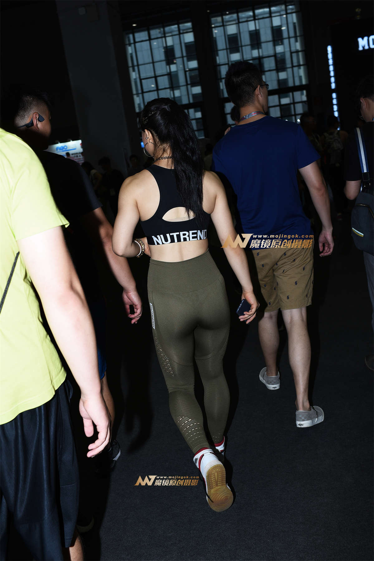 图片[2]-【咔喳赛贴】性感大耳环墨绿瑜伽裤美臀美女-日更街拍