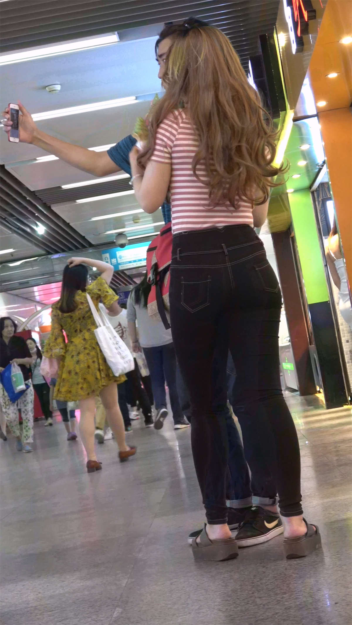 图片[2]-黑色紧身牛仔条纹T恤美女-日更街拍