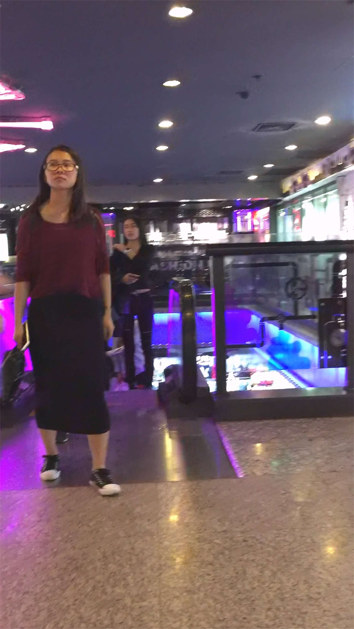超苗条的黑色紧身裤-日更街拍
