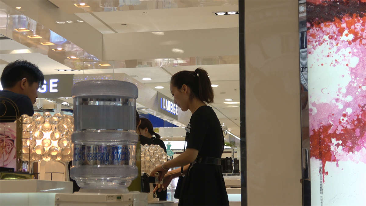 图片[2]-气质靓妹的长腿丝袜脚-日更街拍