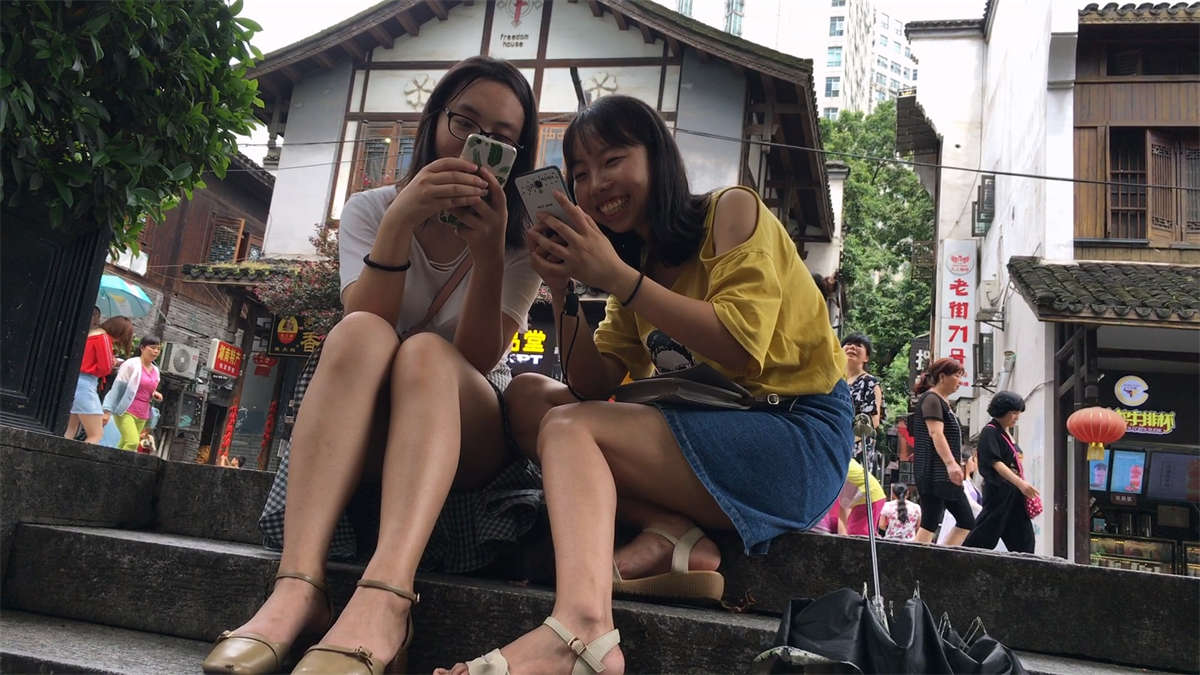 坐在台阶休息的两个美女-日更街拍