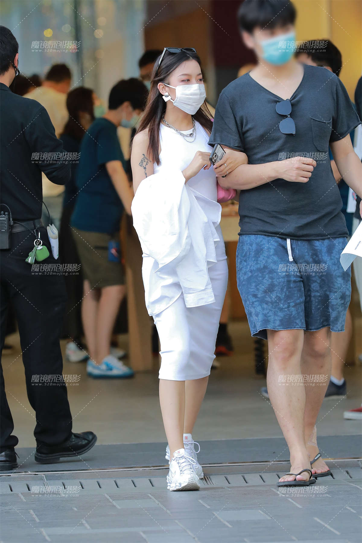 白色包臀裙小姐姐-日更街拍