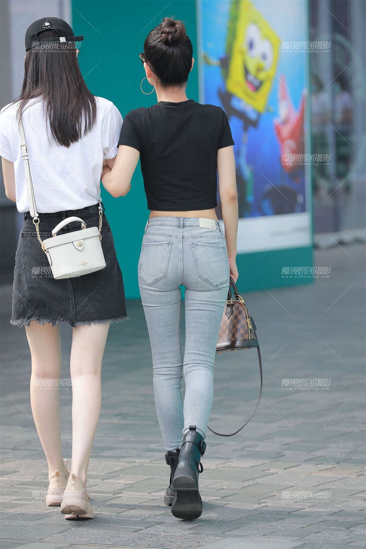 图片[2]-【玻璃街拍】灰色紧牛-日更街拍