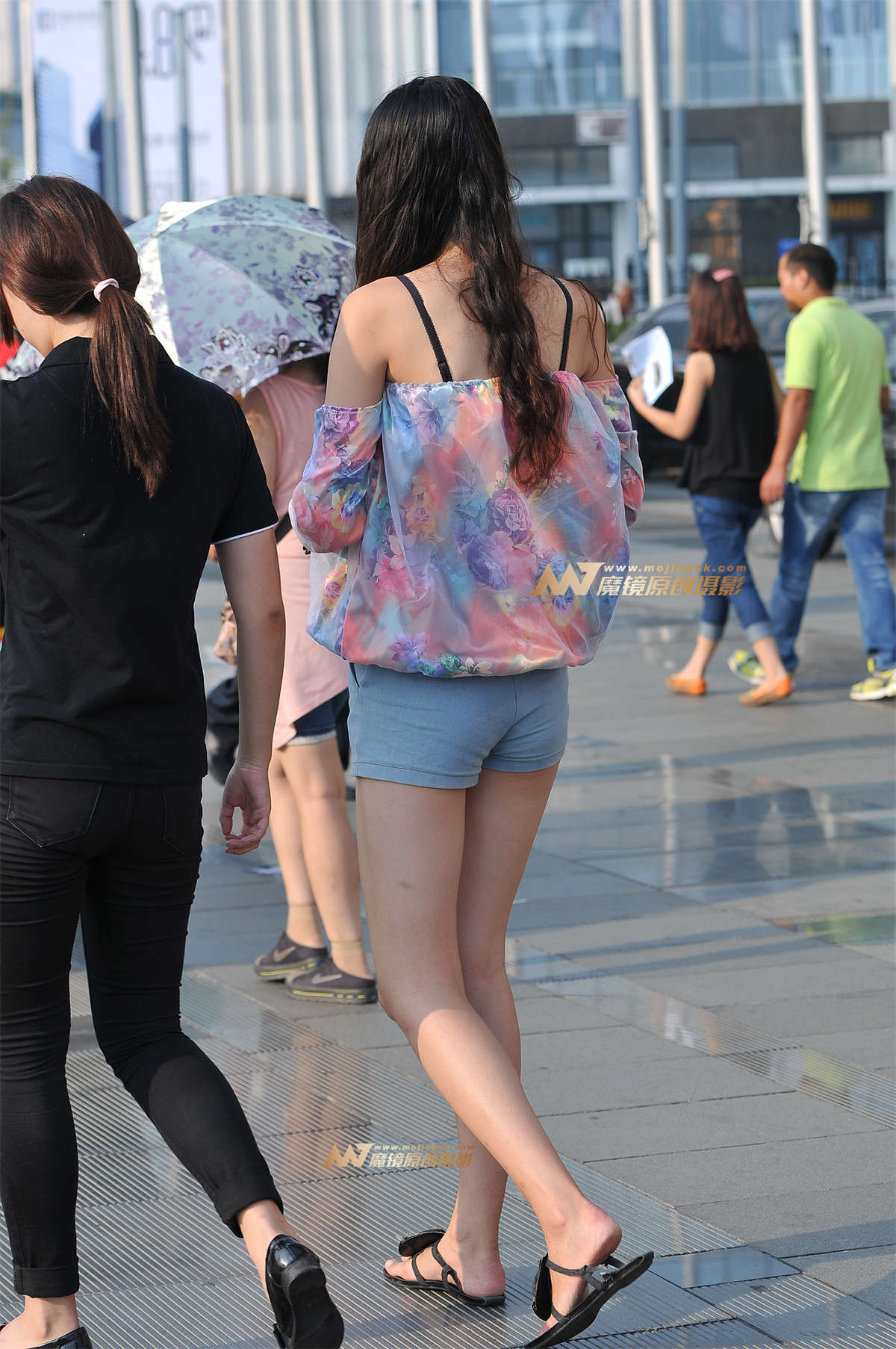 图片[2]-紧致热裤 大长腿美女-日更街拍