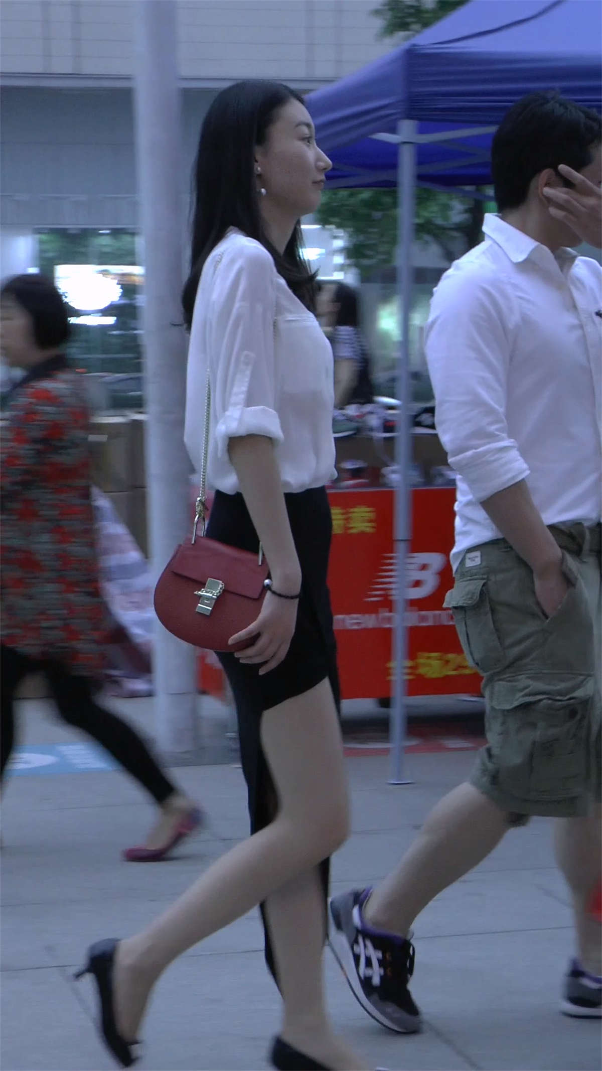 图片[2]-开叉裙的漂亮长腿性感女神-日更街拍