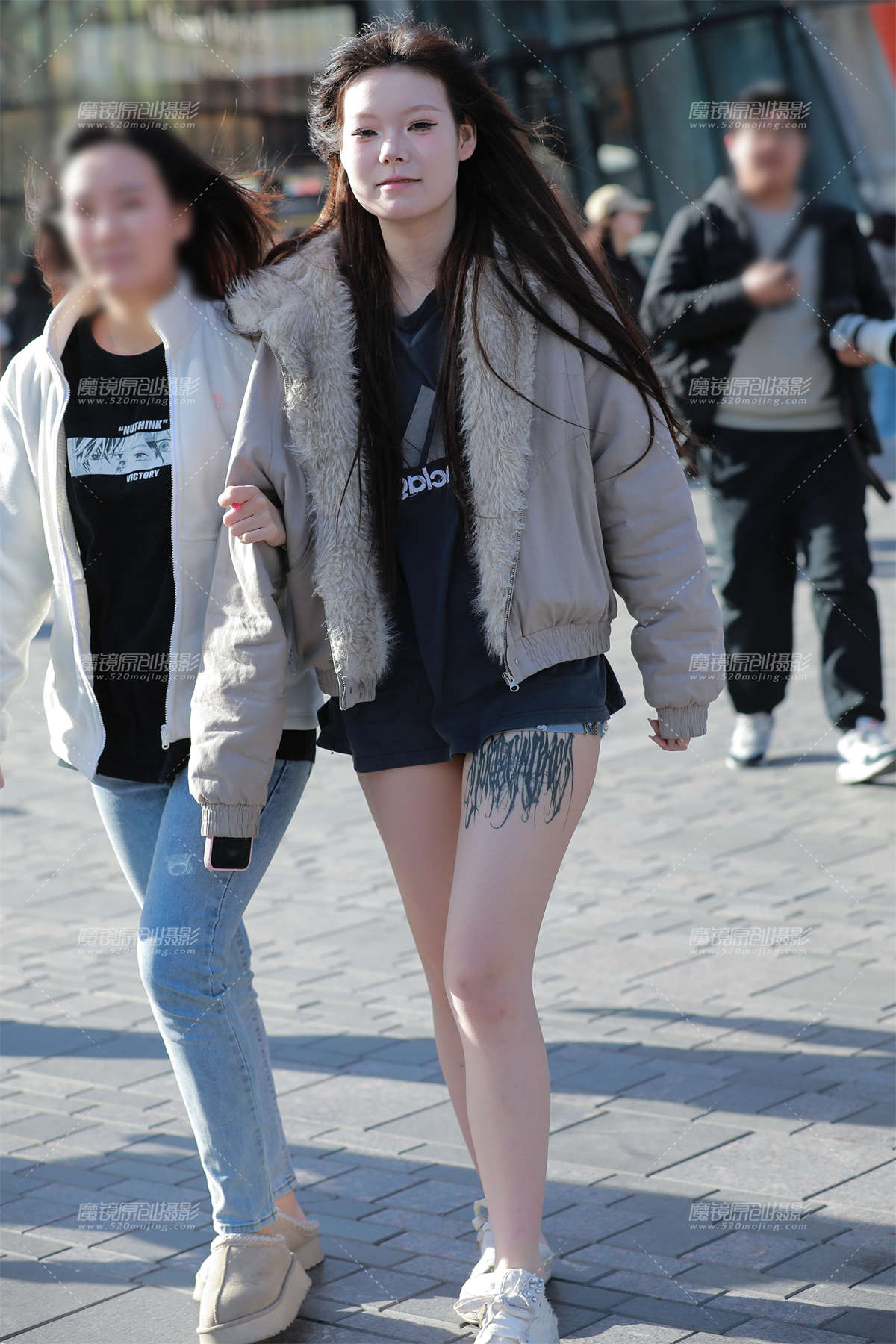 白嫩牛仔热裤-日更街拍