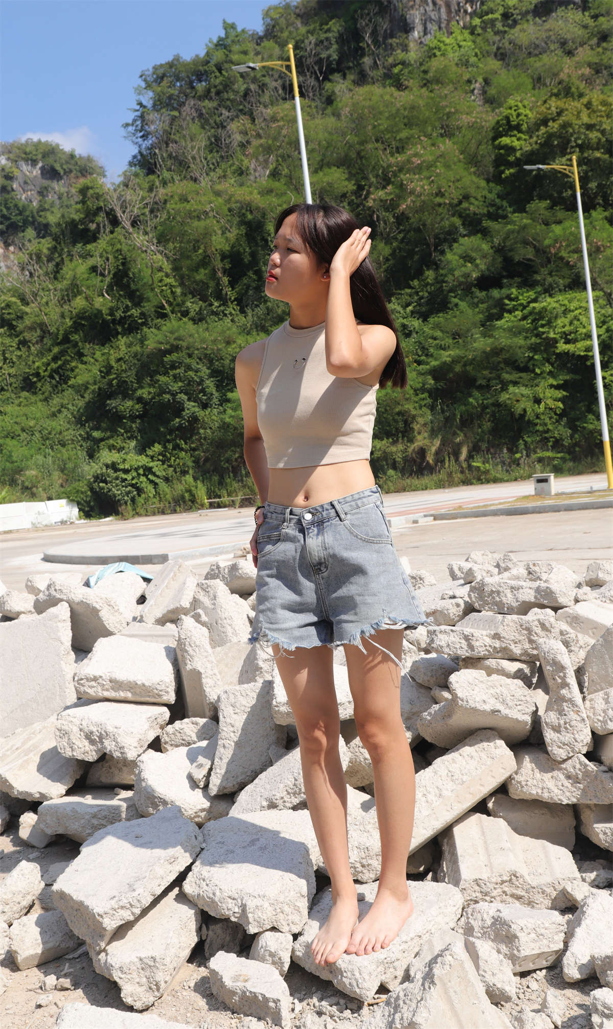 图片[2]-aappary摄影 No.021 极品美女校花思思全程赤脚拍照后亮出脏脚底-日更街拍