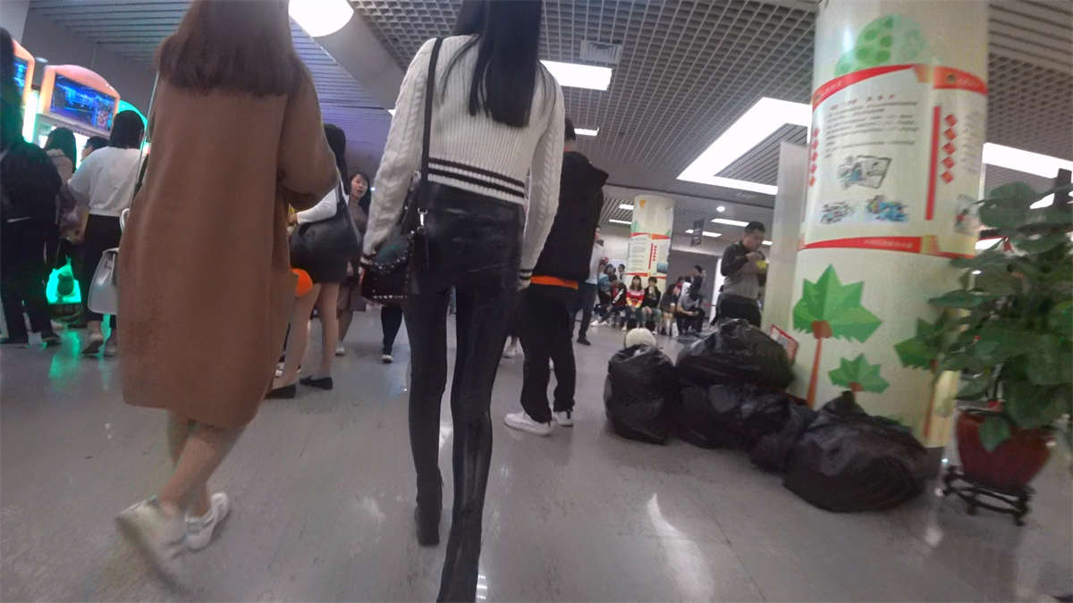 图片[2]-高腰紧身皮裤苹果臀长腿美女-日更街拍