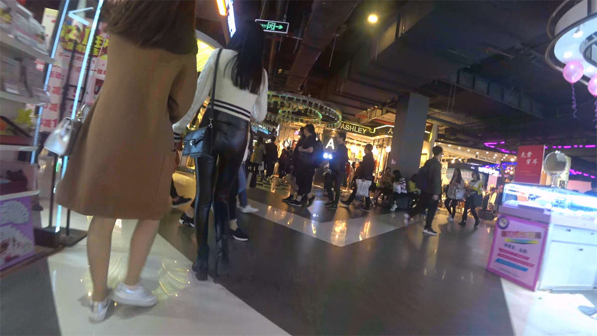 高腰紧身皮裤苹果臀长腿美女-日更街拍