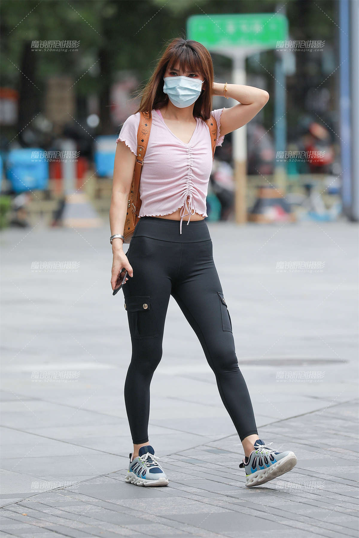 黑色紧身裤女友-日更街拍