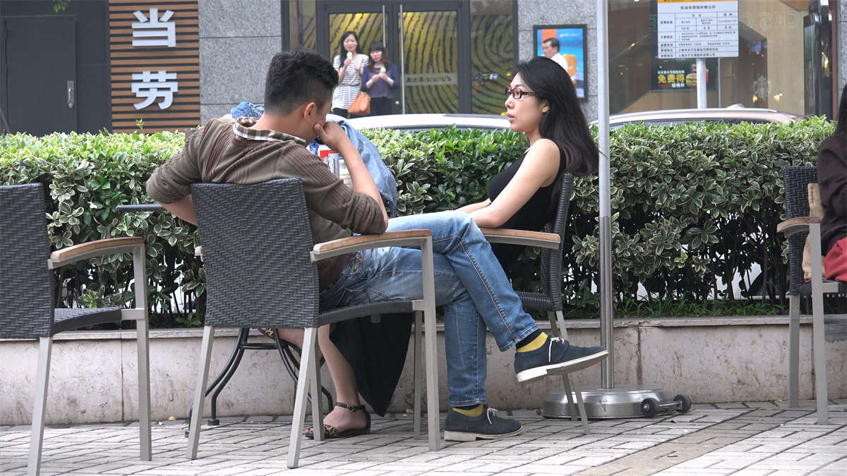 图片[2]-无法直视：长裙美腿的一开一合-日更街拍