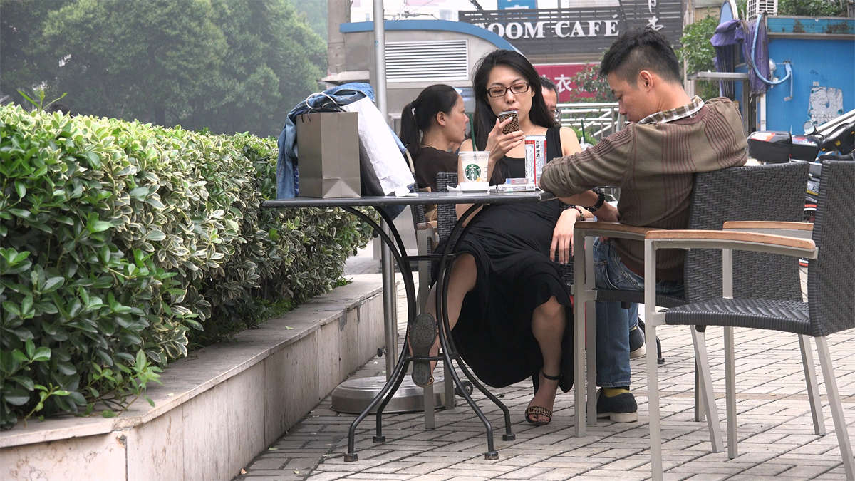 无法直视：长裙美腿的一开一合-日更街拍