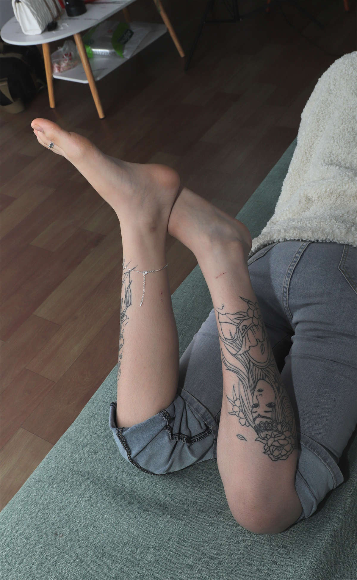 图片[2]-aapary摄影 No.072 大美女婉华再次展示39码超白大美脚-日更街拍