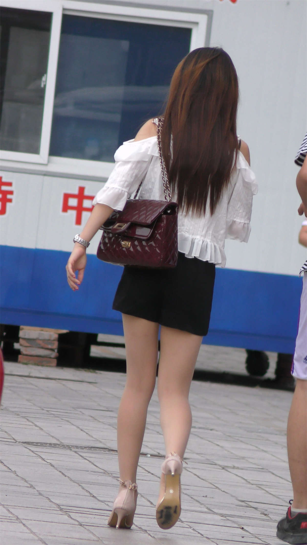 极品长腿美女-日更街拍