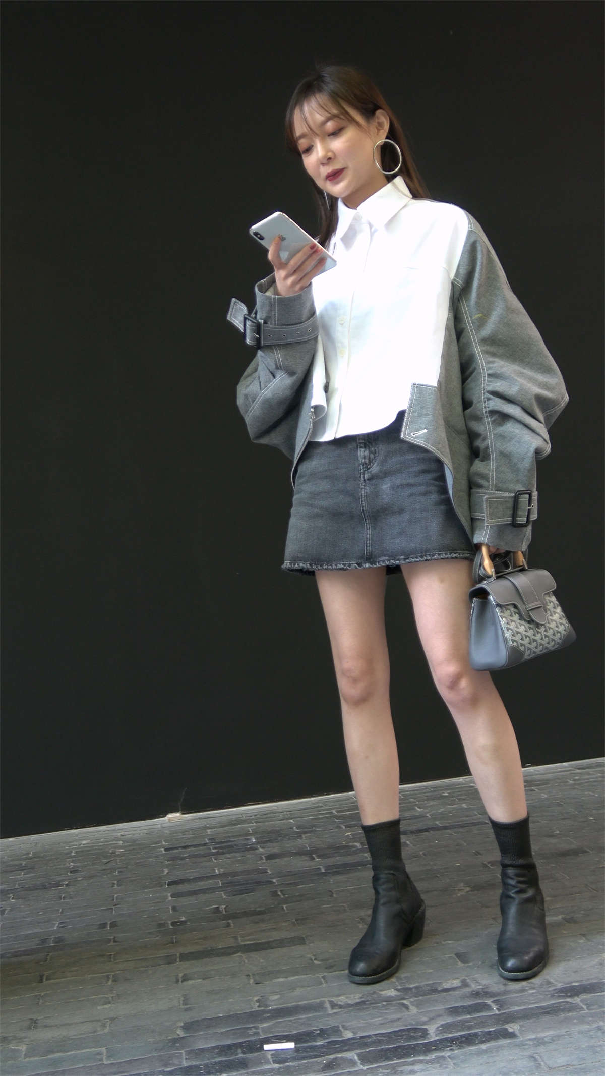 牛仔短裙时尚美女-日更街拍