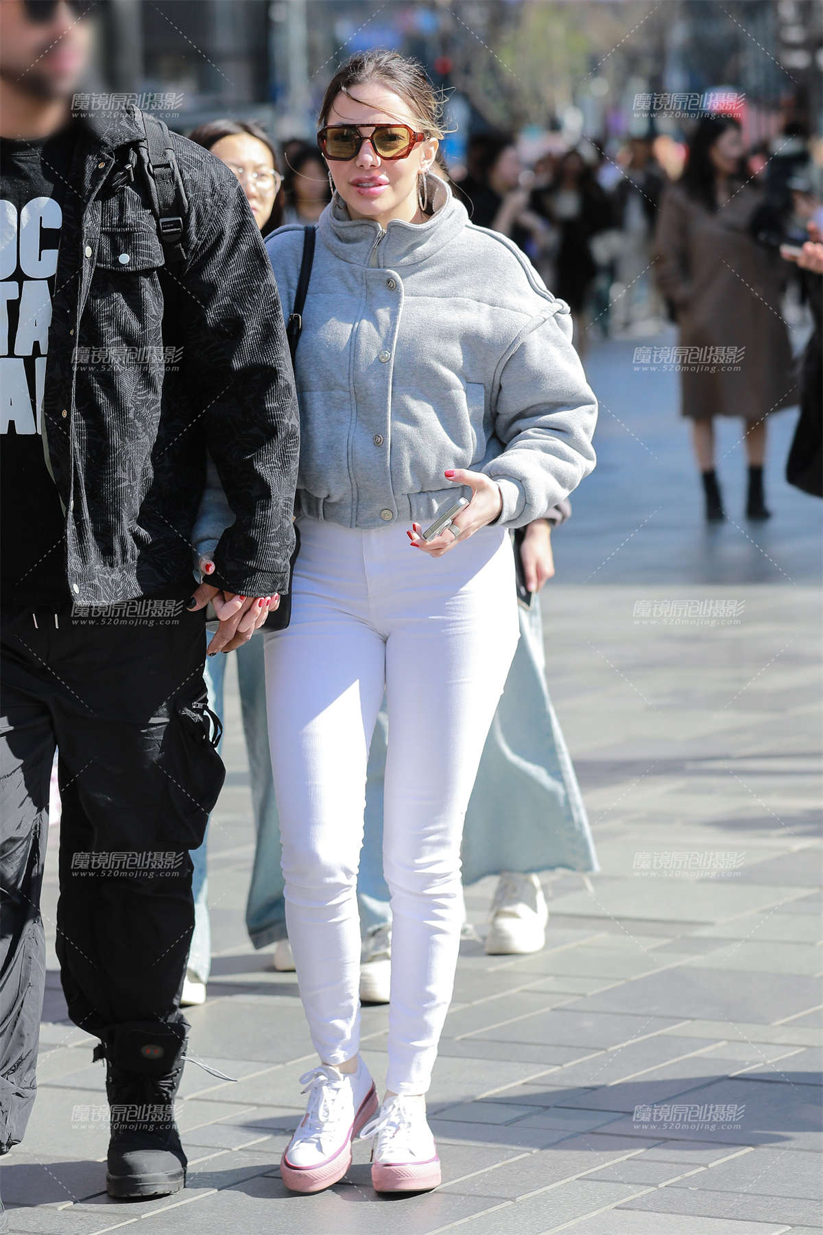 图片[2]-白色紧身牛仔裤-日更街拍