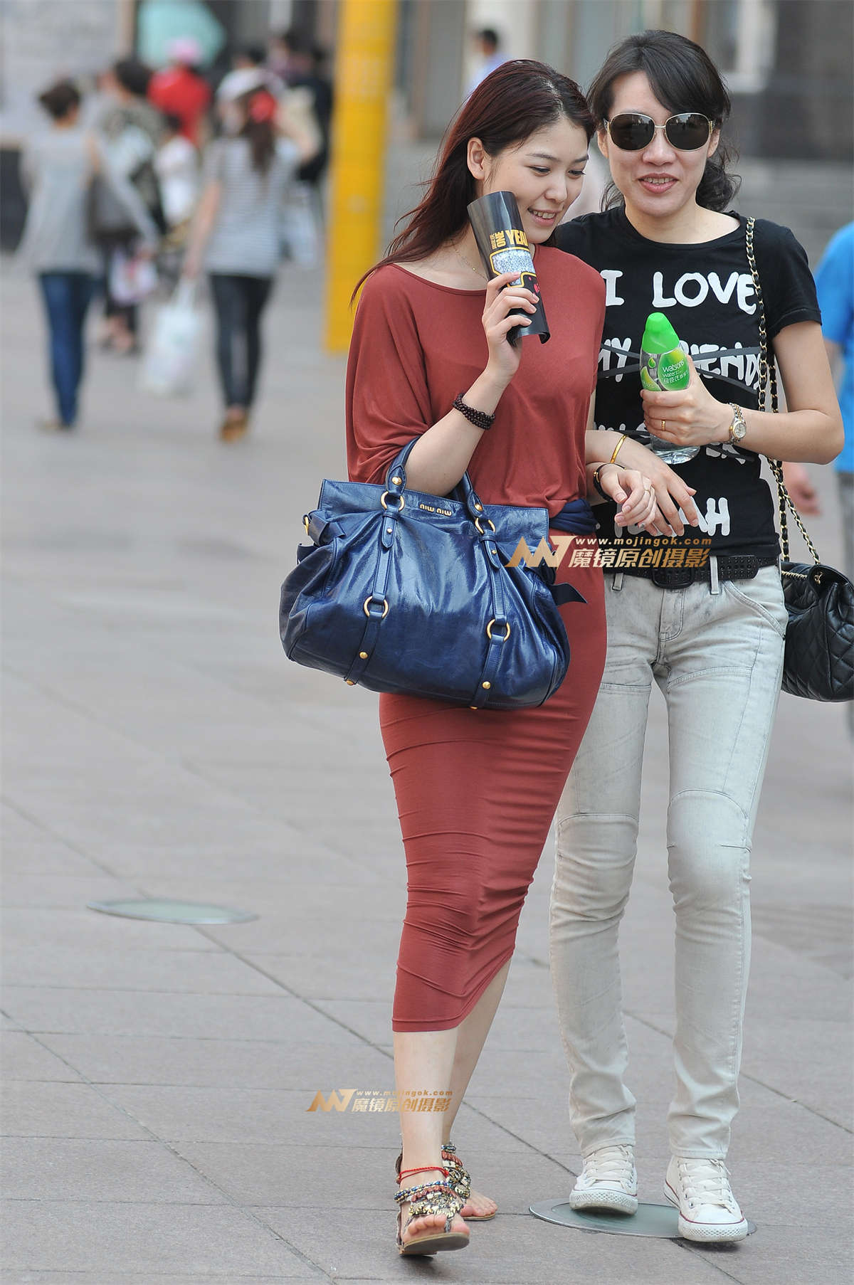 紧致贴身裙 天然酒窝的美女-日更街拍