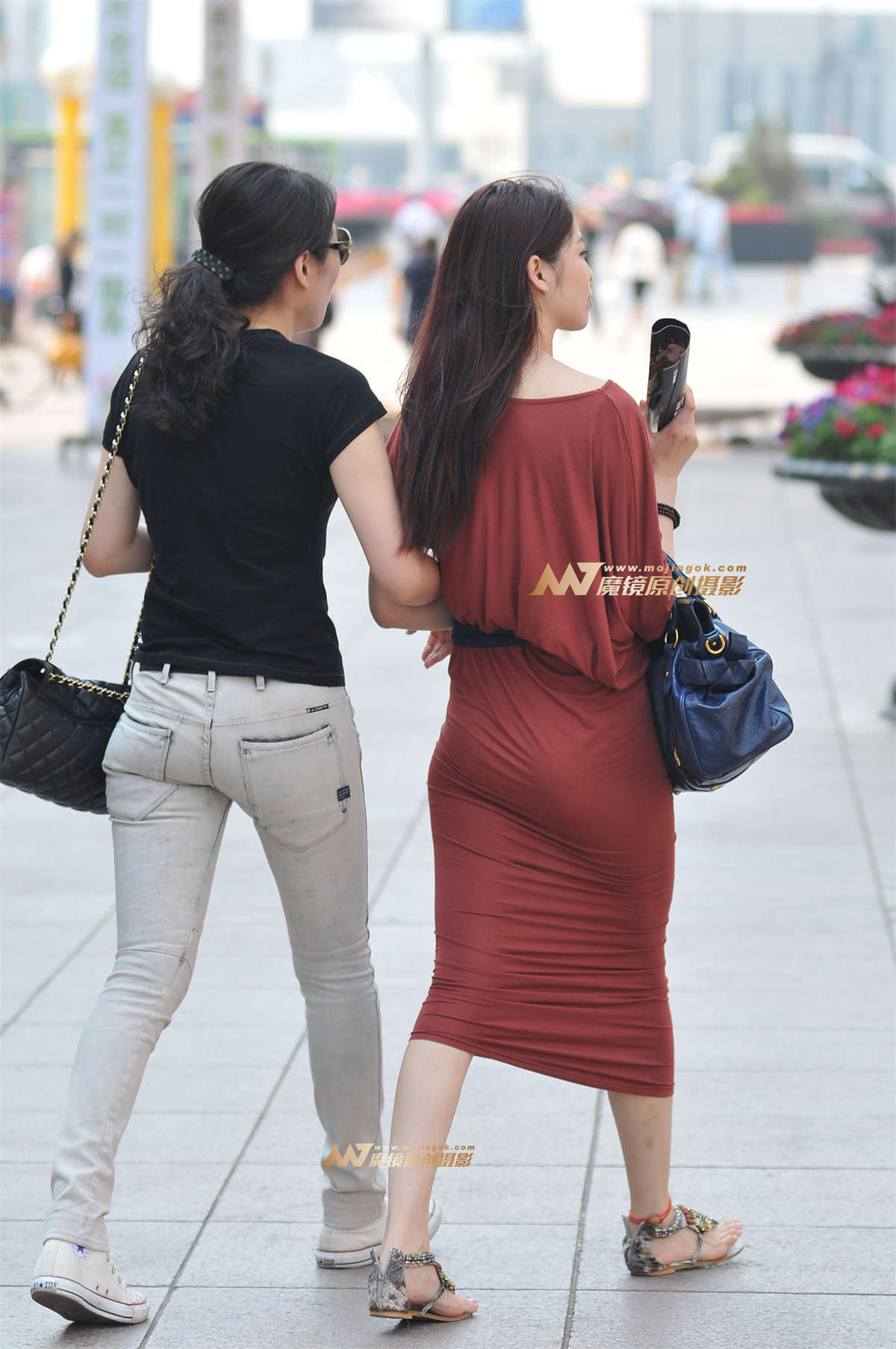 图片[2]-紧致贴身裙 天然酒窝的美女-日更街拍