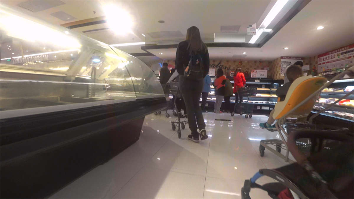 图片[2]-逛超市的苹果臀紧身裤少妇-日更街拍