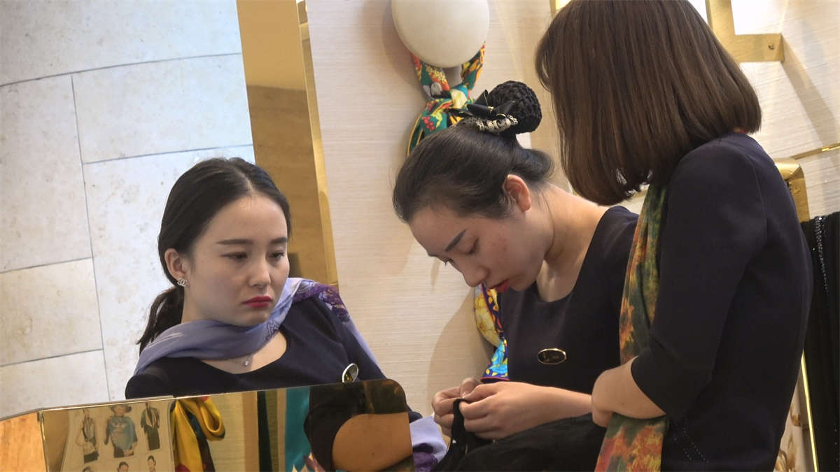 漂亮的制服美女黑丝袜高跟鞋美足-日更街拍
