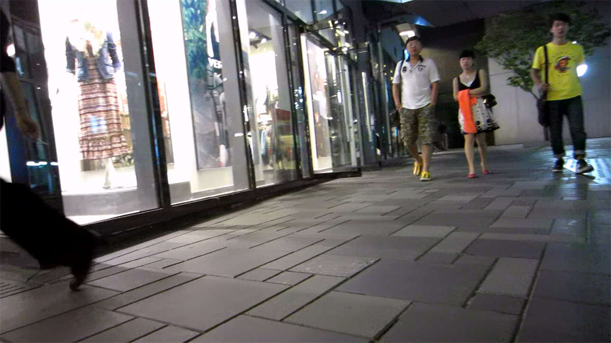 图片[2]-街拍黑白条纹短连衣裙美女-日更街拍