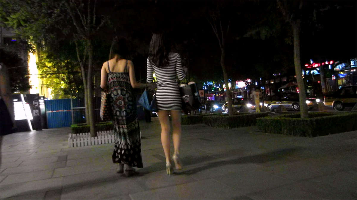 街拍黑白条纹短连衣裙美女-日更街拍