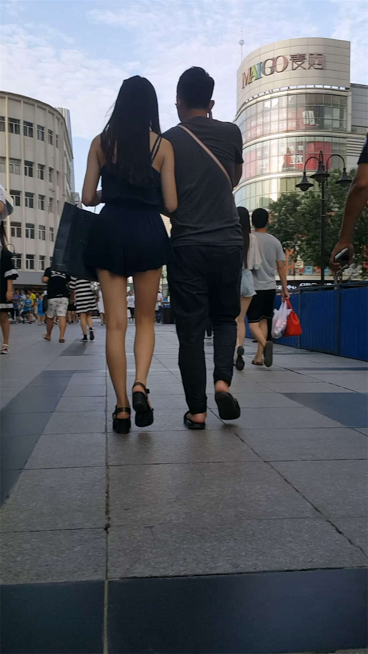 蓝色休闲短裤极品长腿漂亮美女和男友一起逛街-日更街拍