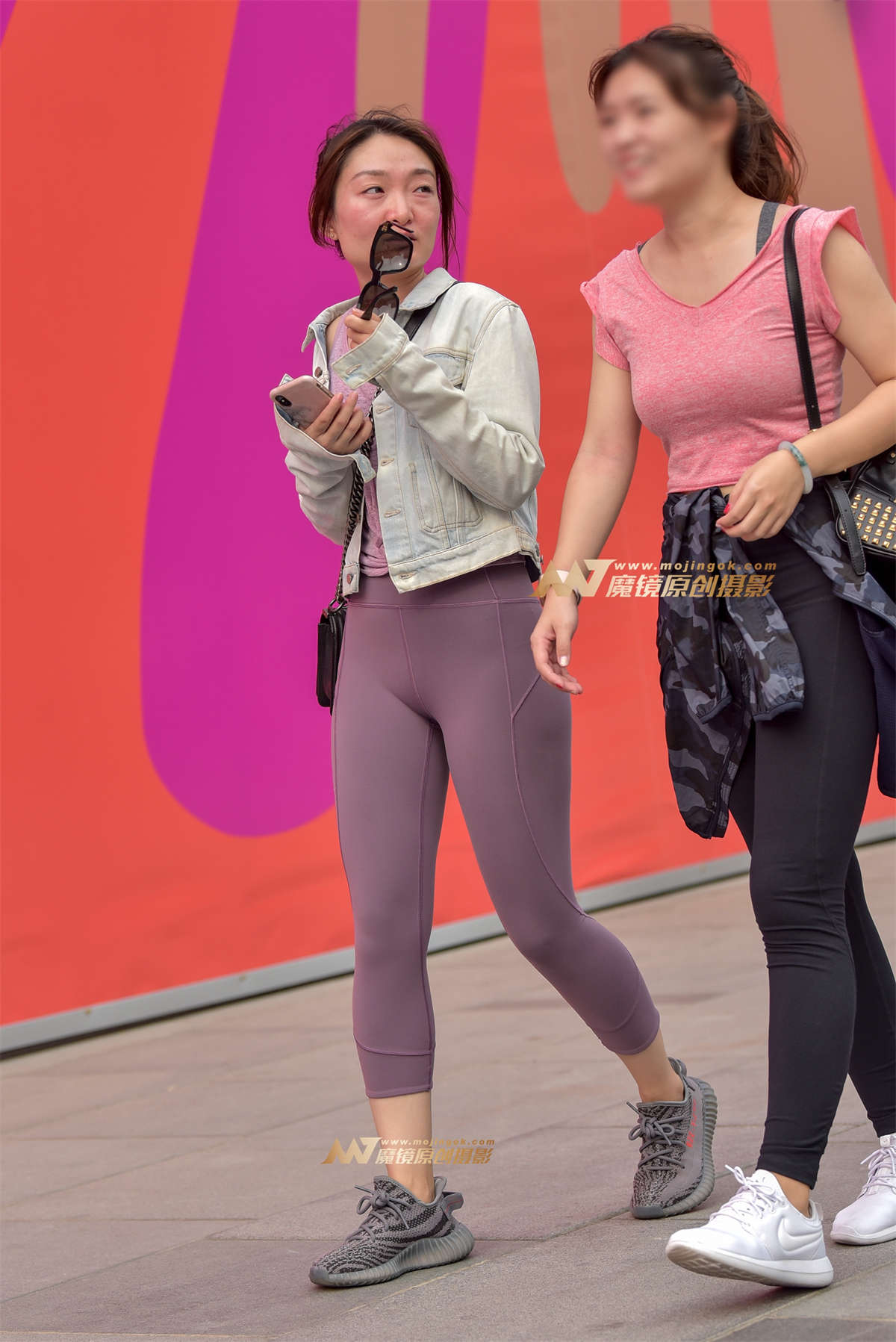 畅聊中的紫色瑜珈裤小女人-日更街拍